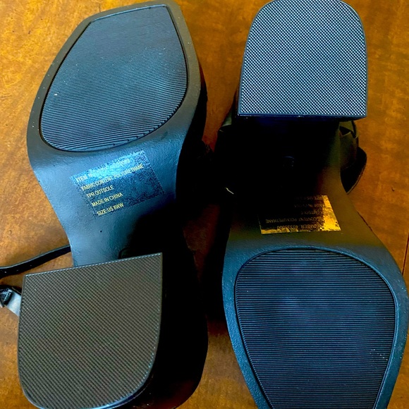 New Crisscross plat form sandal - Picture 2 of 2